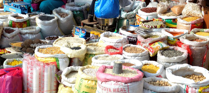 बजार अनुगमन : कतै कम तौल, कतै म्याद गुज्रेका सामग्री बिक्री