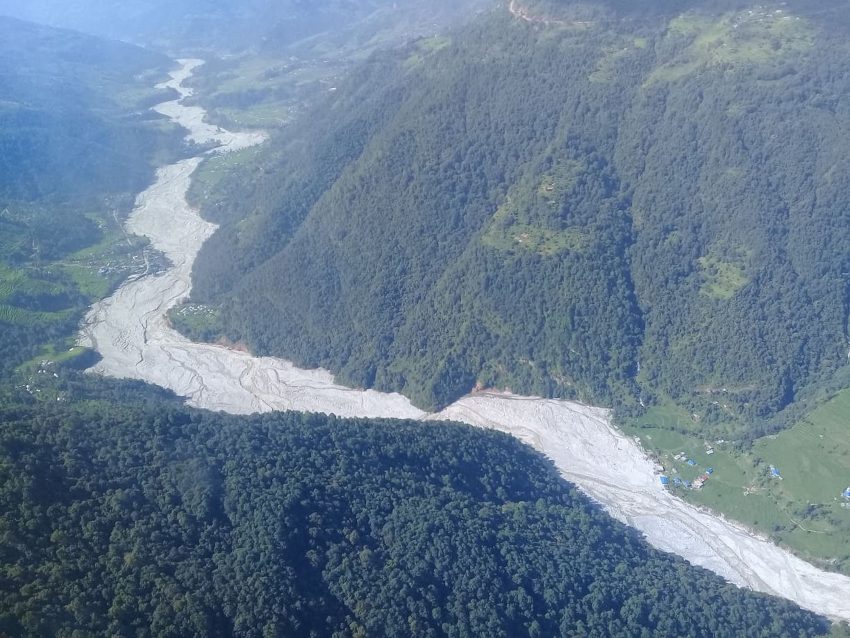 शनिबार हेलिकप्टरबाट देखिएको मेलम्ची खोलाको दृश्य । तस्वीर: नारायण ढुङ्गाना । रासस