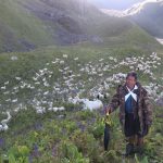 चट्याङले ६० भेडाबाख्रा खोस्यो, तर हिम्मत खोस्न सकेन; झरी, चिसो र चितुवाको डरबीच ६५ वर्षीय टीकाजीतको घुम्ती गोठमै संसार